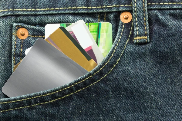 Prázdné kreditní karty v džínách kapsy — Stock fotografie
