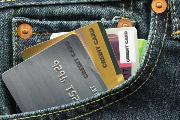 Carte di credito in tasca blue jeans — Foto Stock