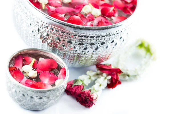 Flor Volante y Agua con jusmine y rosas corolla i —  Fotos de Stock