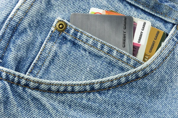 Carte di credito in tasca blue jeans — Foto Stock