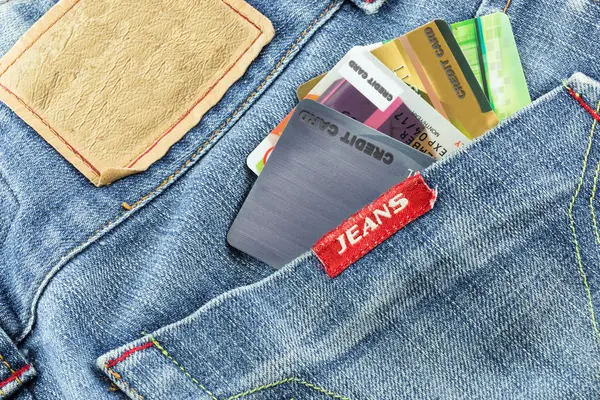 Carte di credito in tasca blue jeans — Foto Stock