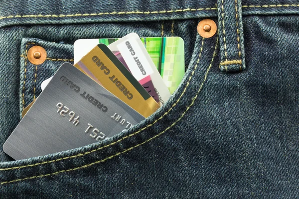 Carte di credito in tasca blue jeans — Foto Stock