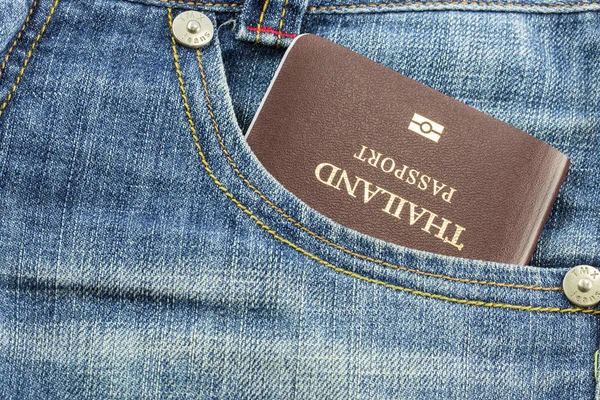 Jeans口袋里的护照 — 图库照片