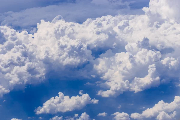 Nube en el cielo azul — Foto de Stock