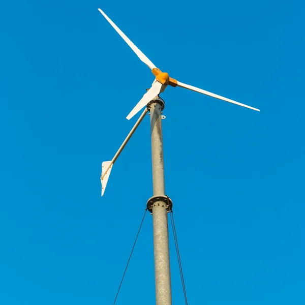 Větrný mlýn pro výrobu elektrické energie — Stock fotografie