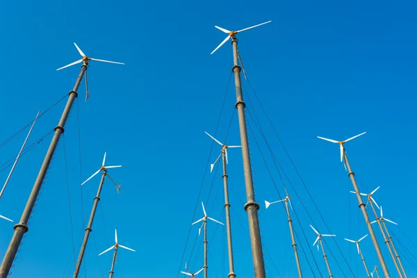 Ветряная мельница для производства электроэнергии — стоковое фото