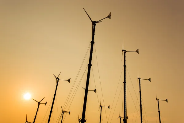 Siluet yel değirmenleri elektrik enerjisi üretimi için — Stok fotoğraf