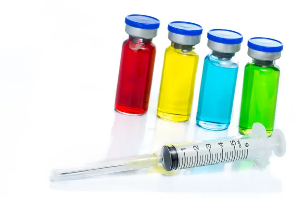 Coloré d'ampoules médicales et de seringue — Photo