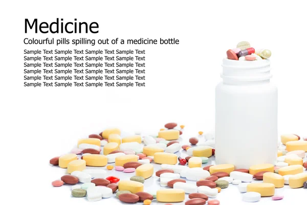 Coloridas pastillas médicas que salen de un frasco de medicamentos — Foto de Stock