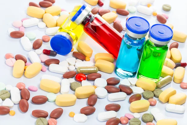 Colorido de ampollas médicas y jeringa —  Fotos de Stock