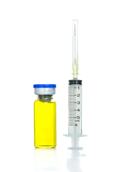 Медицинский шприц и желтая ампула — стоковое фото