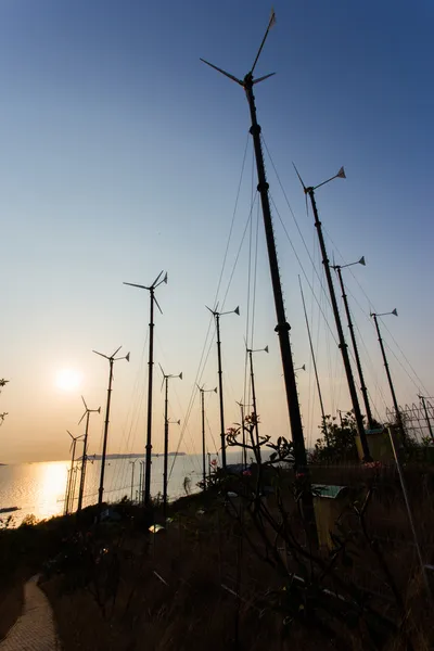 Siluet yel değirmenleri elektrik enerjisi üretimi için — Stok fotoğraf