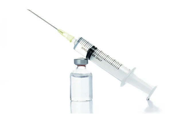 Medicina de vidro frasco botox ou gripe com seringa médica — Fotografia de Stock