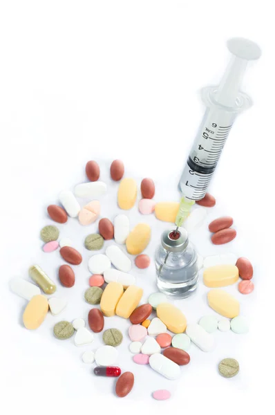 Medicina de vidrio Vial botox o gripe con jeringa y pastillas médicas —  Fotos de Stock