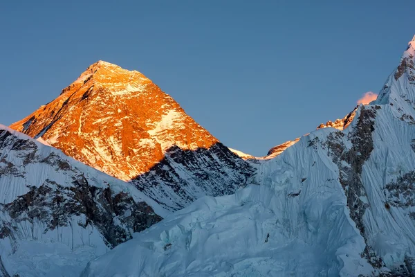 Top van mt. everest bij zonsondergang — Stockfoto