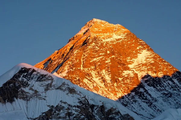 Top van mt. everest bij zonsondergang — Stockfoto