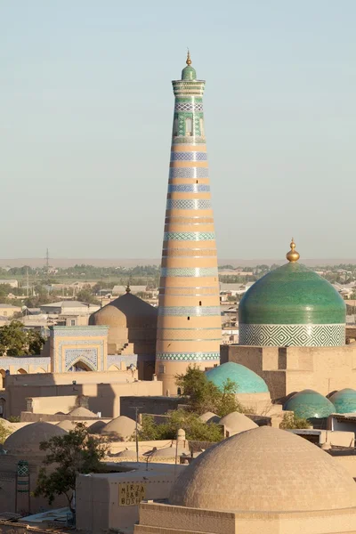 Islom Hoja Minaret and Madrasa in Khiva — Stock Photo, Image