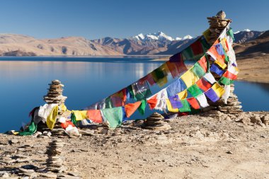 moriri tso 위의 기도 깃발