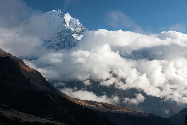 Gokyo をルートから thamserku — ストック写真