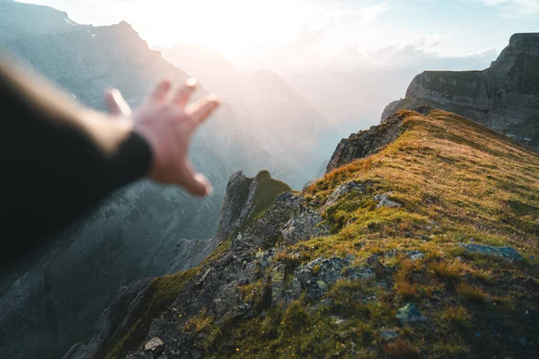 Mano Extendiéndose Para Tocar Los Cálidos Rayos Del Sol Mente — Foto de Stock