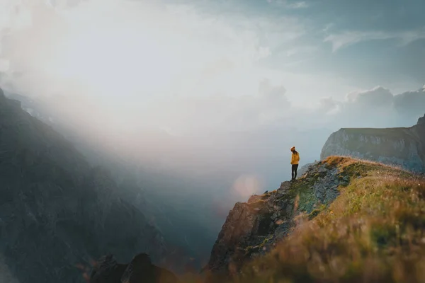 登山者站在山脊上登顶 成功的女徒步旅行者在日出山顶的山谷上眺望风景 夏山绿草的夕阳西下 — 图库照片