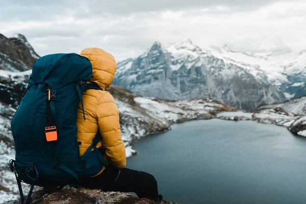 Турист Рюкзаком Желтой Курткой Отдыхающий Вершине Горы Наслаждающийся Видом Долину — стоковое фото
