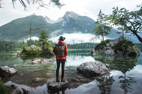 Vue Arrière Homme Avec Sac Dos Chapeau Veste Sofshell Orange — Photo