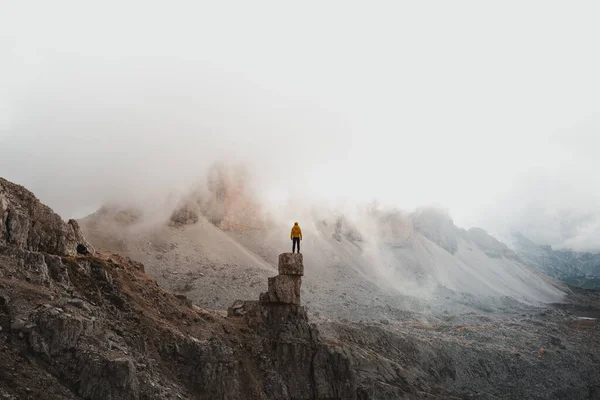 云雾笼罩的高山全景最高峰 旅行者爬上山顶成功地取得了成功 男人在山上 成功的商业领导 最重要的是赢者 体育与积极生活概念 — 图库照片