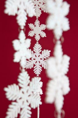 Kar taneleri sallanıyor