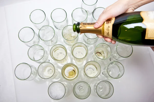 Champagner gießen — Stockfoto