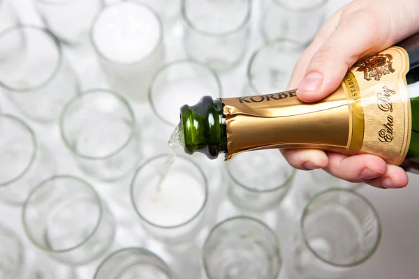 Wlać szampana — Zdjęcie stockowe