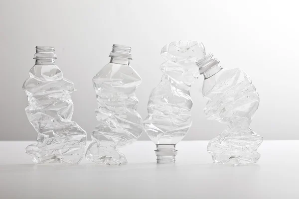 プラスチック製のボトルを粉砕 — ストック写真