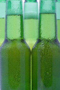 Yeşil bira şişeleri