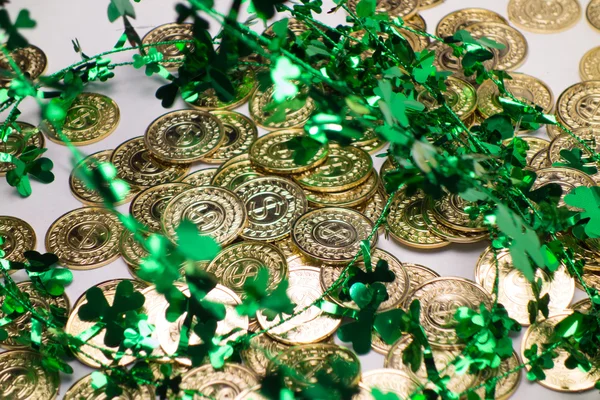 Gold Coins & Shamrocks — Stock Photo, Image