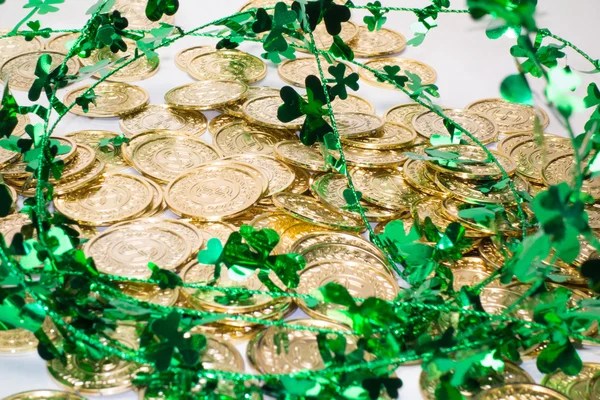 Gold Coins & Shamrocks — Stock Photo, Image