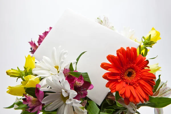 Virágok és kártya — Stock Fotó