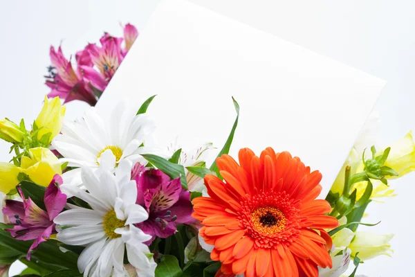 Blumen und Karte — Stockfoto