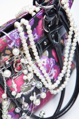 el çantası ve inciler