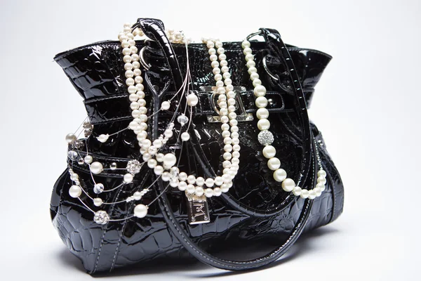Handväska och pärlor — Stockfoto