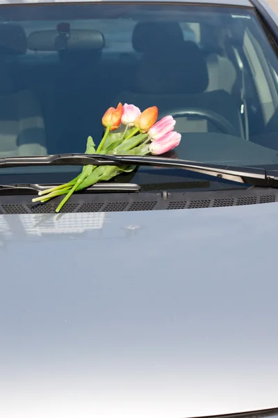 Flores en coche —  Fotos de Stock