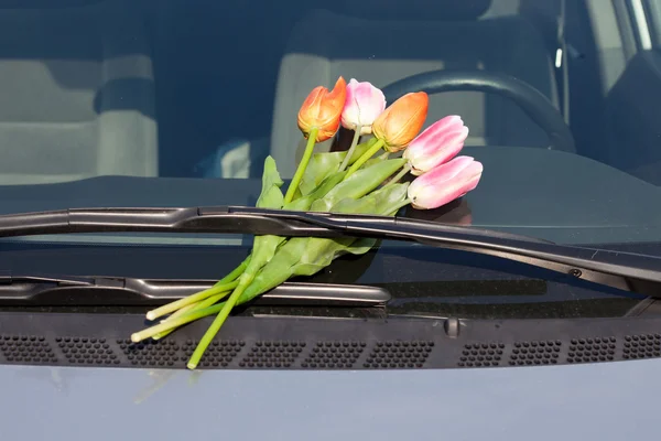 자동차에 꽃 — 스톡 사진