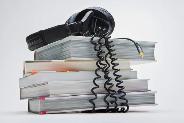 Auriculares y libros — Foto de Stock