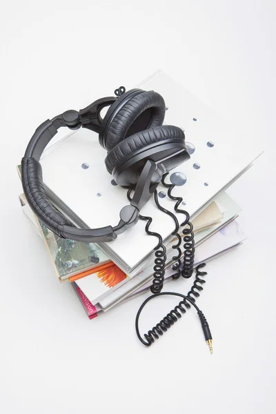 Ακουστικά και βιβλία — Φωτογραφία Αρχείου