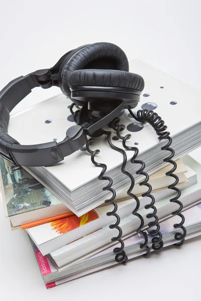Ακουστικά και βιβλία — Φωτογραφία Αρχείου