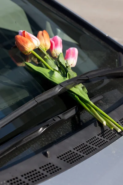 Flores no carro — Fotografia de Stock
