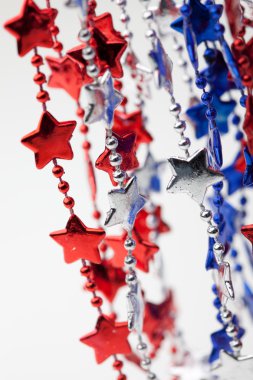 kırmızı beyaz ve mavi kolye