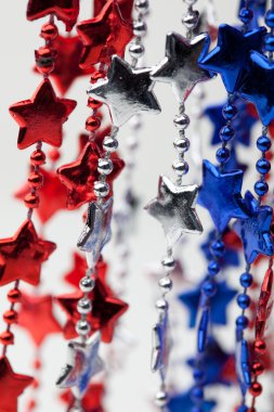 kırmızı beyaz ve mavi kolye