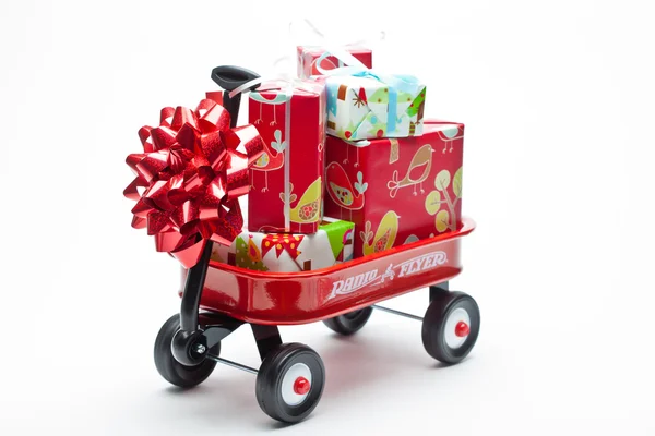 Roter Wagen mit Geschenken — Stockfoto