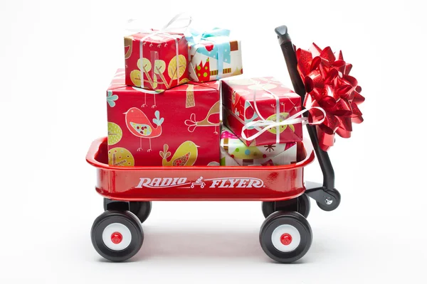 Carro rojo con regalos — Foto de Stock