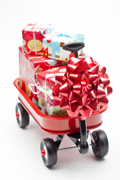 Roter Wagen mit Geschenken — Stockfoto